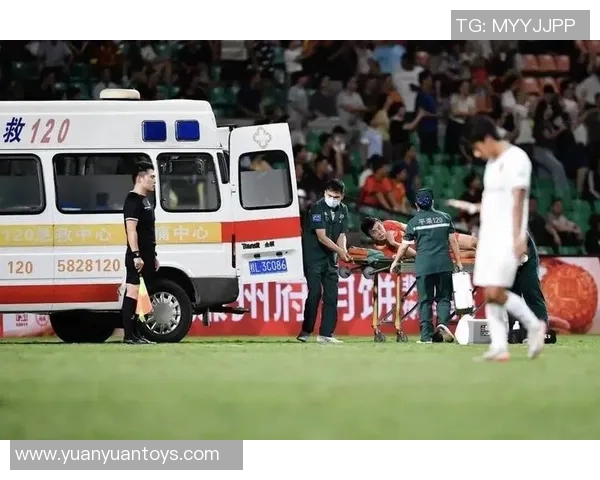 足球球星比赛中突然晕倒受伤引发现场紧急救治与球迷揪心关注 足球球星比赛中突然晕倒受伤引发现场紧急救治与球迷揪心关注